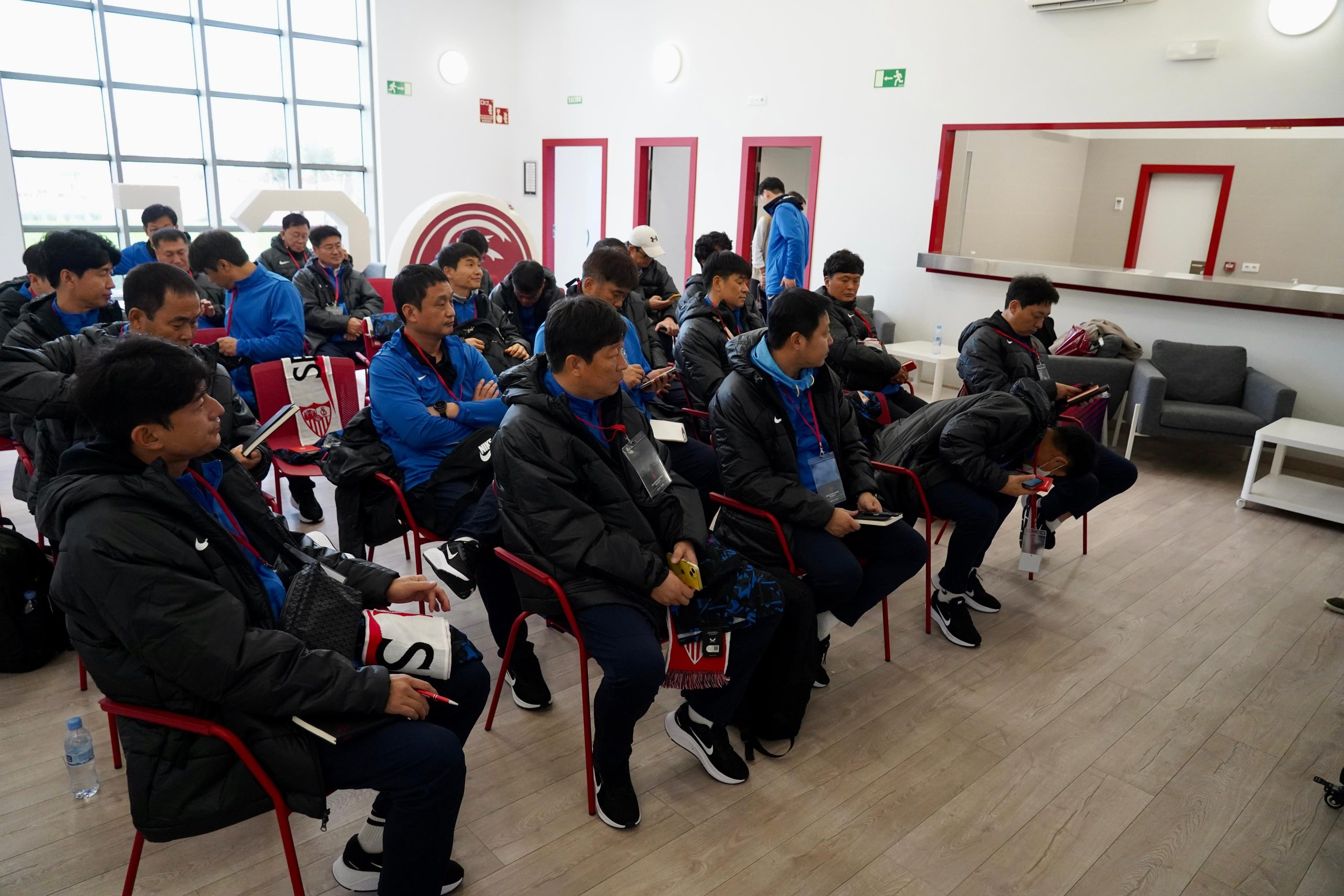 Más de 25 entrenadores de la KFA, destinatarios de una completa formación en la Sevilla FC Coaches Academy