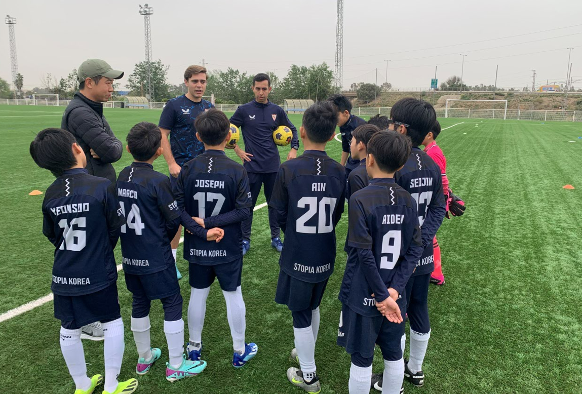 The Cantera coaches led a special session for eleven Korean players from Stopia FC